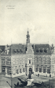 277 Gezicht op het Academiegebouw (Munsterkerkhof 29) te Utrecht met op de voorgrond het standbeeld Jan van Nassau ...